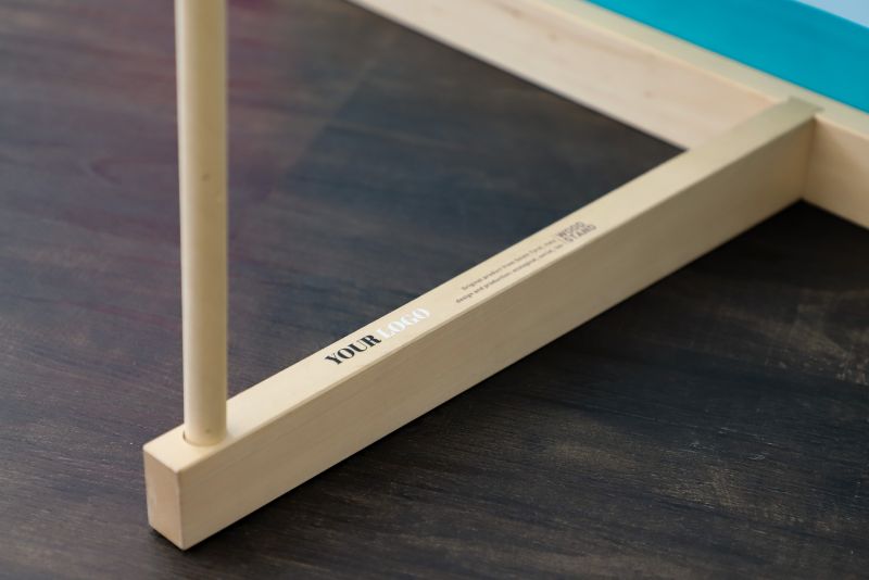Branding su espositori in legno