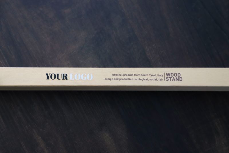 Branding su espositori in legno